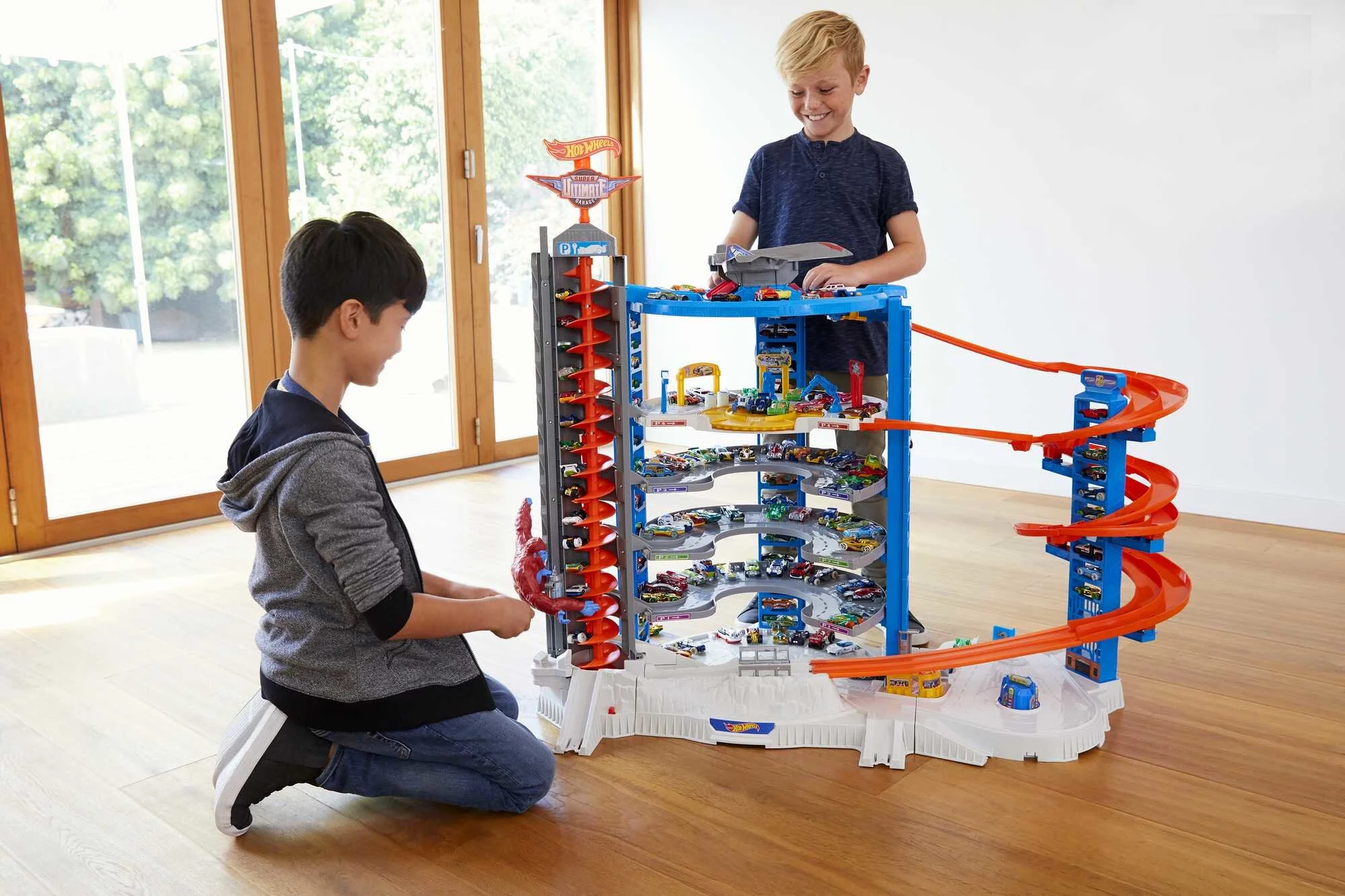 Hot Wheels Track Set with 4 1:64 Scale Toy Cars, Super Ultimate Garage, Over 3-Feet Tall