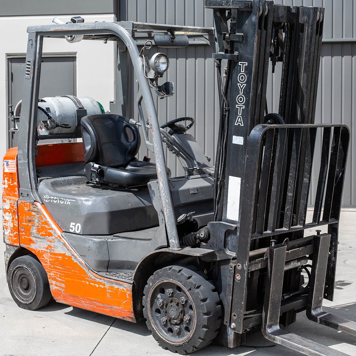 Universal Forklift Seat Replacement Seat Seatbelt Cat, Clark, Komatsu, Nissan, Yale, Toyota, Hyster -Black